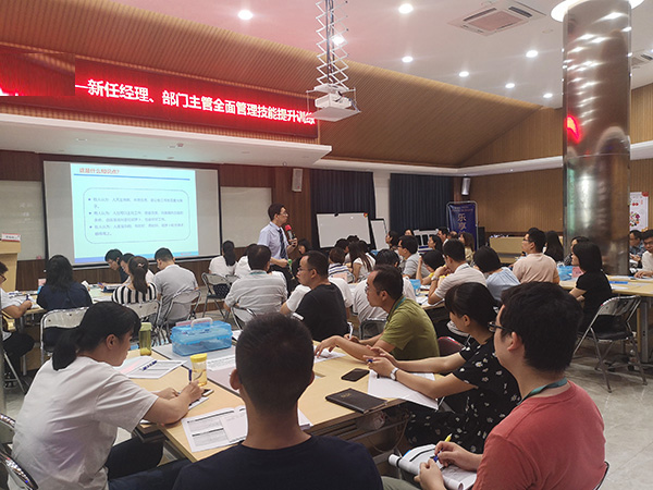 教员授课3.jpg 教员授课3.jpg